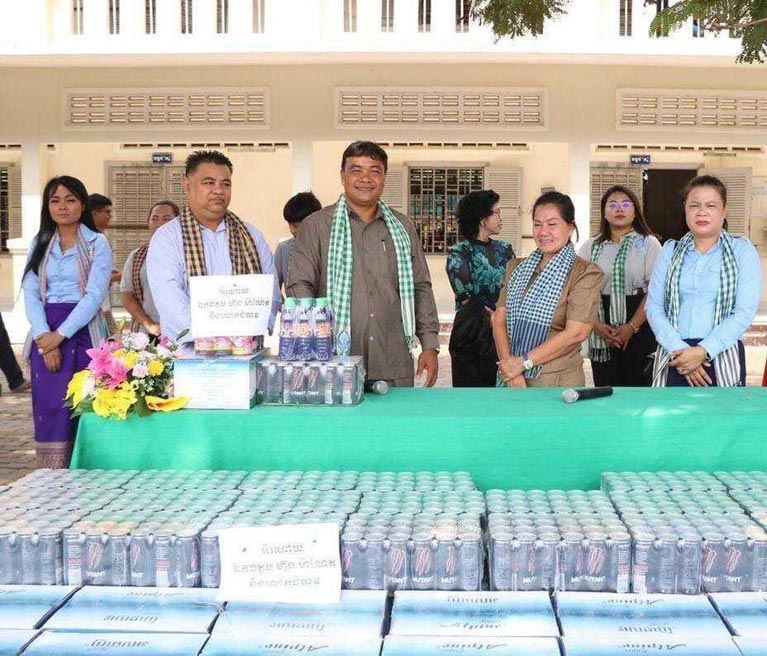 អំណោយលោក ហ៊ុន ម៉ាណែត និងលោកស្រី ត្រូវបានអភិបាលខណ្ឌឫស្សីកែវ បាននាំយកទៅឧបត្ថម្ភជូន «មជ្ឈមណ្ឌលឱកាសខ្ញុំ»