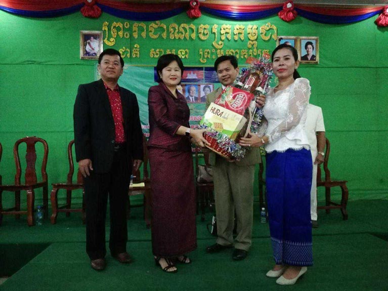 ទីប្រឹក្សាសម្ដេច ហេង សំរិន ផ្តល់កម្លាំងចិត្តដល់ក្រុមគ្រូពេទ្យនៅខេត្តកំពង់ចាម ដែលកំពុងបំពេញភារកិច្ចប្រយុទ្ធប្រឆាំងនឹងជំងឺ COVID-19