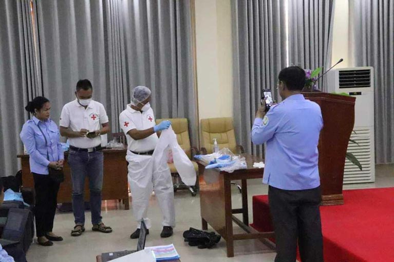 ក្រុមគ្រូពេទ្យស្ម័គ្រចិត្តលោក ហ៊ុន ម៉ានី ទទួលបានការបណ្តុះបណ្តាលបន្ថែមពី «ការងារបច្ចេកទេស ក្នុងប្រតិបត្តិការប្រយុទ្ធ ប្រឆាំង នឹងជំងឺ COVID-19»