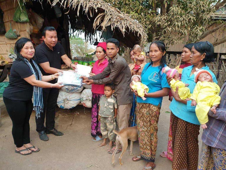 លោក សេង ទៀង នាំយកអំណោយសម្ដេចតេជោ ហ៊ុន សែន ផ្ដល់ជូនគ្រួសារកូនភ្លោះ៣ នៅស្រុកជ័យសែន ខេត្តព្រះវិហារ