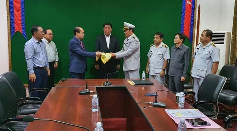 លោក ជាវ តាយ អភិបាល នៃគណៈអភិបាលខេត្តកំពត បានទទួលជួបអគ្គនាយករងពន្ធដារ ដែលបាននាំលោកប្រធានសាខាពន្ធដារថ្មី នៃសាខាពន្ធដារខេត្តកំពត ដើម្បីជួបសម្តែងការគួរសម