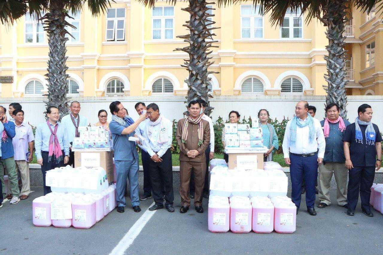 ​លោក ហ៊ុន ម៉ា​នី និង លោក ឃួ​ង ស្រេង បើក​យុទ្ធនាការ​ផ្សព្វផ្សាយ វិធានការ​បង្ការ និង​ទប់ស្កាត់​ការរីក​រាលដាល​វីរុស COVID-19 នៅ​រាជធានី​ភ្នំពេញ​