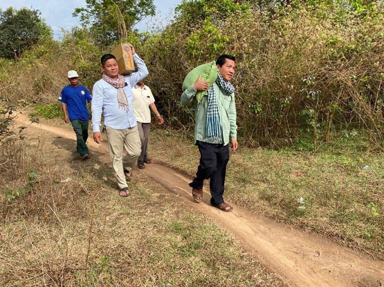 លោក ឡុង គីសឹង អភិបាល នៃគណ:អភិបាលស្រុកសណ្ដាន់ ចុះសួរសុខទុក ពលរដ្ឋក្រីក្រ នៅឃុំក្លែង