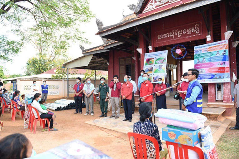 អភិបាលខេត្តសៀមរាប ចុះត្រួតពិនិត្យកម្លាំងចម្រុះប្រចាំការគោលដៅព្រំប្រទល់ខេត្តសៀមរាបនិងខេត្តឧត្ដរមានជ័យ ក្នុងភូមិសាស្ត្រស្រុកស្រីស្នំ