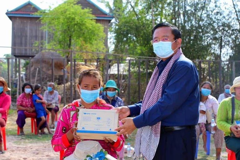 ឯកឧត្ដម សុខ លូ អភិបាលខេត្តកំពង់ធំចុះចែកឧបករណ៍អគ្គីសនី ជូនសម្បទានិកចំនួន ៥៥៩គ្រួសារ នៅឃុំដូងស្រុកប្រាសាទបល្ល័ង្គ