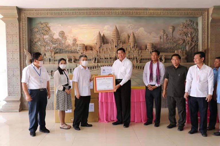 រដ្ឋបាលខេត្តកំពត ទទួលអំណោយពីសប្បុរសជន ដើម្បីយុទ្ធនាការបង្ការ និងទប់ស្កាត់ ជំងឺកូវីដ១៩ នៅក្នុងខេត្តកំពត