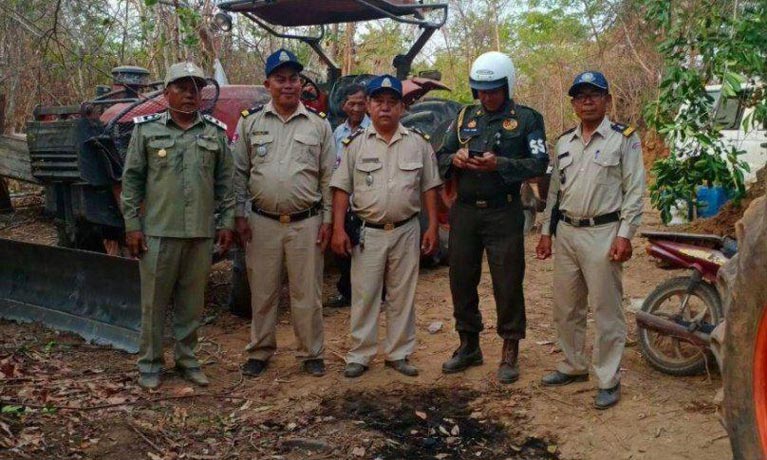 ក្រោយរឹបអូសត្រាក់ទ័រ២គ្រឿងសមត្ថកិច្ចស្រាវជ្រាវឃាត់ខ្លូនអ្នកស៊ីឈ្នួលបើកគ្រឿងចក្រ២នាក់ ធ្វើតាមអ្នកបញ្ជានៅភ្នំពេញ