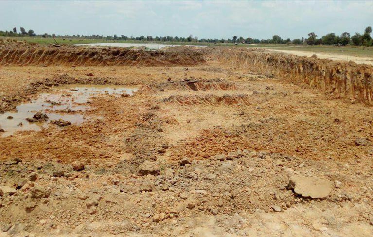 ពលរដ្នរឹះគន់លោកមេឃុំពង្រលើនិងអនុភូមិស្វាយចេកសុំច្បាប់ស្ដារបាតបឹងបែរជាលក់អាចម៍អោយម្ចាស់ឡឥដ្ឋយកលុយដាក់ហ៊ោប៉ៅ