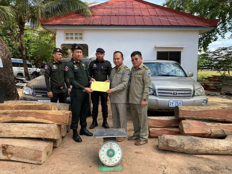 កម្លាំងកងរាជអាវុធហត្ថខេត្តកំពង់ធំចុះបង្ក្រាបបទល្មើសដឹកជញ្ចូនឈើប្រណិតធ្នង់បានចំនួន១០៦១គីឡូក្រាមនិងរថយន្ដ២គ្រឿង មនុស្ស១នាក់