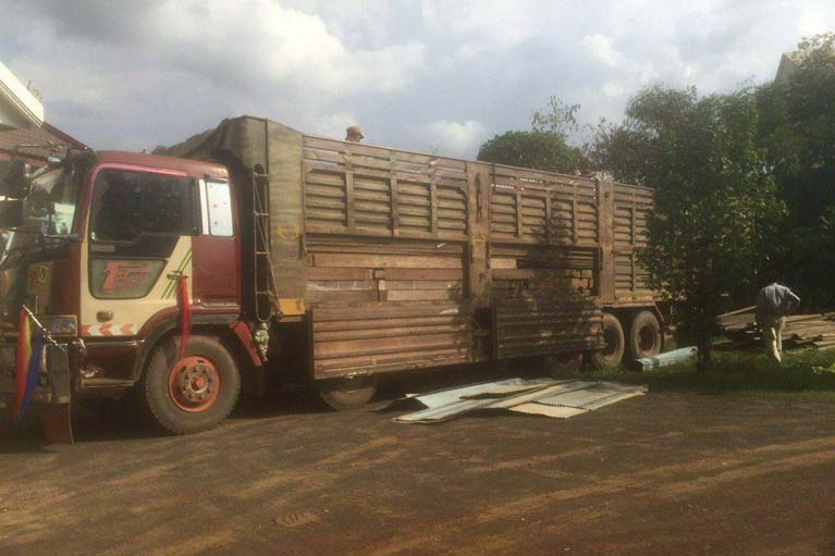 បែកការណ៍ឈ្មួញឈើដុះស្លែរប្រើស្តាយចាស់គំនិតថ្មីបន្លំដឹកឈើផ្ទះចាស់បង្កប់ឈើថ្មីជាប់អន្ទាក់កងរាជអាវុធហត្ថស្រុកស្ទោង