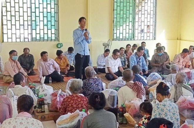 ប្រធានក្រុមការងារចុះជួយ ឃុំស្នោ ស្រុកព្រៃកប្បាស ចែកអំណោយដល់ពលរដ្ឋខ្វះខាត…