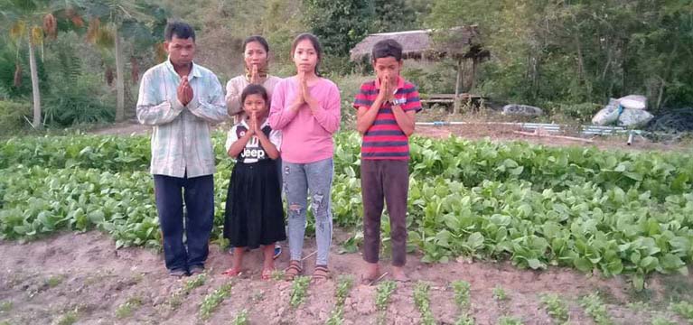 ពលរដ្នរឹះគន់លោក សិត ឈូវ មេភូមិត្រឡោកខាងលិចថាអនុវត្តន៍ច្បាប់ជ្រុលពេកធ្វើអោយរាស្ដ្រទឹកភ្នែក