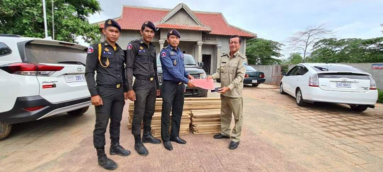 កំលាំងកងរាជអាវុធហត្ថ ស្រុកស្ទោងខេត្តកំពង់ធំ បង្ក្រាបរថយន្ត ខ.ម ដឹកឈើខុសច្បាប់