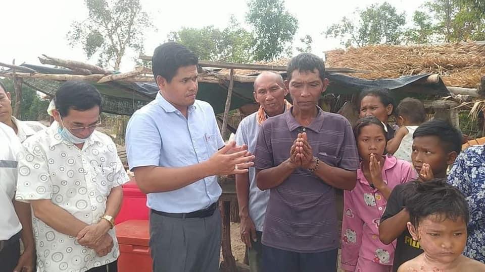 លោកវណ្ណៈ សោភានិត អភិបាលស្រុកប្រាសាទបល្ល័ង្ក ចុះសួរសុខទុក្ខនិងនាំយកអំណោយជូនដល់ កុមារា ហេ រស្មី ដែលរងគ្រោះដោយសាររលាកទឹកក្ដៅ