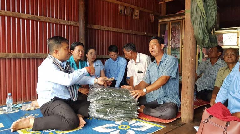 លោកវរះសេនីយ៍ទោ ឃុន ប៊ុនហូ ចុះសួរសុខទុកសមាជិកបក្សនៅឃុំម្សាក្រង ស្រុកស្ទោង