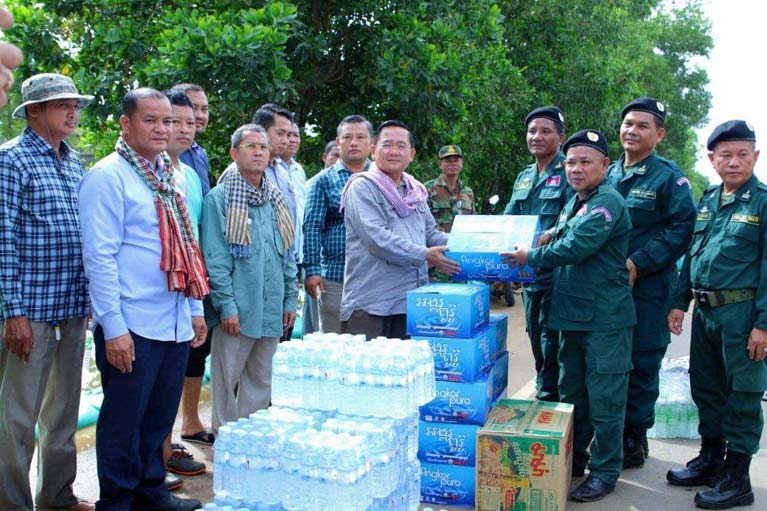 កម្លាំងប្រតិបត្តិការទាំង ៣ ប្រភេទ រួមជាមូយសារធារណ:ការយកបេខ្សាច់ទប់ស្កាត់ ទឹកហូរកាត់ថ្នលជាតិលេខ ៦ ក្នុងស្រុកស្ទោង