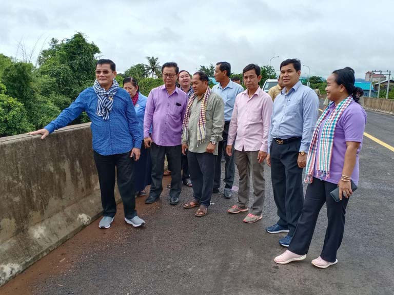 សមាជិកព្រឹទ្ធសភាចុះពិនិត្យការសាងសង់ស្ពានបេតុងឆ្លងកាត់ស្ទឹងសែននៅឃុំកំពង់ស្វាយ