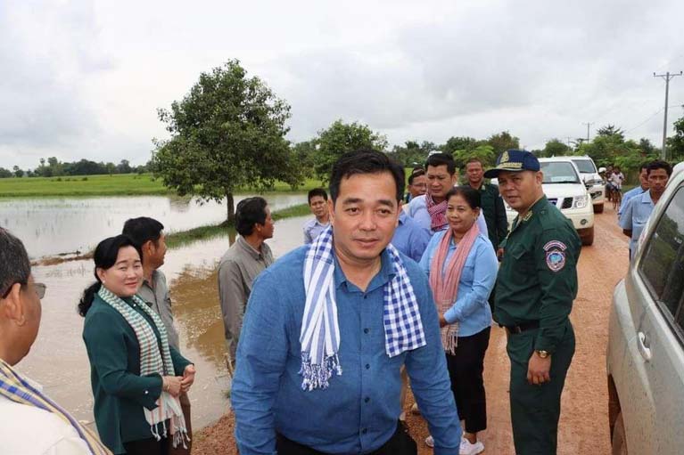 ថ្នាក់ដឹកនាំខេត្តកំពង់ចាម ចុះពិនិត្យការងារបង្កបង្កើនផលស្រូវវស្សារបស់ប្រជាកសិករនៅស្រុកជើងព្រៃ