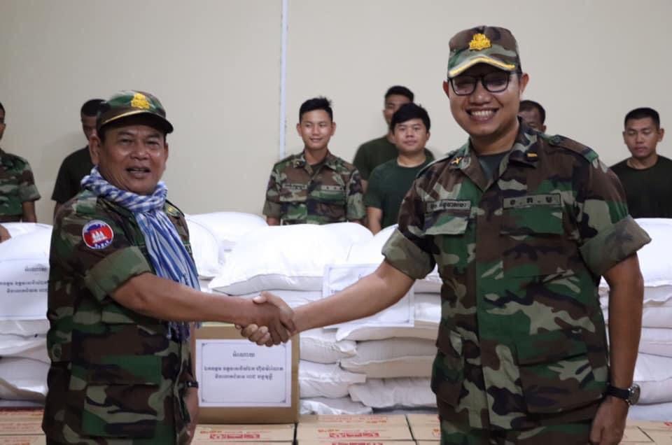 ឯកឧត្ដមឧត្ដមសេនីយ៍ឯក ហ៊ុន ម៉ាណែត អគ្គមេបញ្ជាការរងមេបញ្ជាការកងទ័ពជើងគោកនិងលោក ជំទាវ ពេជចន្ទមុន្នីផ្ដល់អំណោយបន្ថែមទៀតជួយដល់ពលរដ្នរងគ្រោះទឹកជំនន់