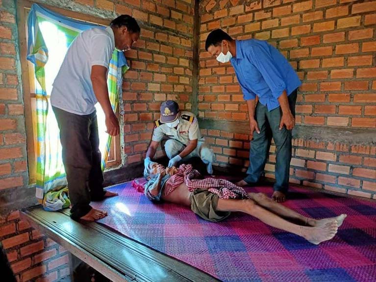 បុរស់វ័យ៥៦ ឆ្នាំ ម្នាក់ជាមនុស្សញៀនស្រាជាប្រចាំ បានគាំងបេះដូង ស្លាប់ នៅស្រុកប្រាសាទបល្ល័ង្ក