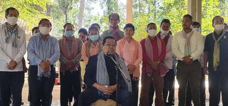 ឯកឧត្តម កិត្តិនីតិកោសលបណ្ឌិត ងួន ញ៉ិល បាន អញ្ជើញ ចែក អំណោយ ជូនដល់ បងប្អូន ប្រជាពលរដ្ឋដែលកំពុង តែ រងគ្រោះ ដោយសារ ទឹកជំនន់ នៅ ស្រុក សណ្តាន់ ៤០០គ្រួសារ