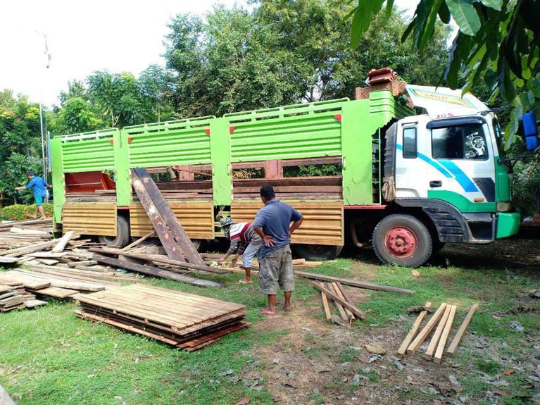 សមត្ថកិច្ចចម្រុះចាប់ឡានឈើយាយកាប៉ាល់ភ្លើងជេរផ្អើលមន្ដ្រីអធិការព្រៃឈើខាងជើងបឹងទន្លេសាបទាំងព្រលឹម