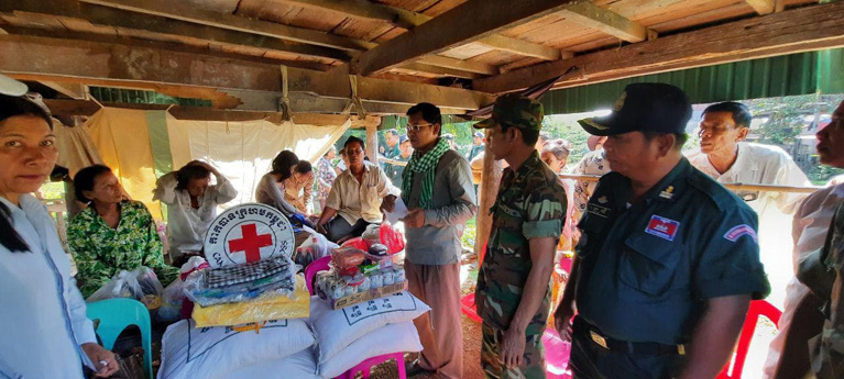 អស់បារម្ភហើយ ! អាជ្ញាធរស្រុកប្រាសាទសំបូរយកអំណោយចែកជូនគ្រួសារ គរ ឆ្គួត មួយគ្រួសារនិងយកចិត្តទុកដាក់រក្សាការពារសុវត្ថិភាពថែមទៀត