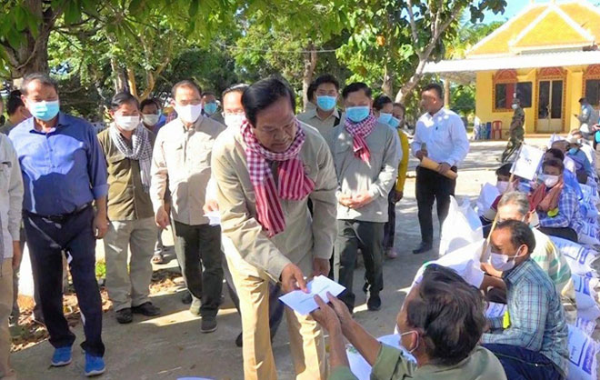 ឯកឧត្តមទេសរដ្ឋមន្ត្រី គន់ គីម អញ្ជើញ ចែកស្រូវពូជដល់ប្រជាពលរដ្ឋចំនួន៨៣០គ្រួសារ មកពីស្រុកបារាយណ៍ និងស្រុកសន្ទុក