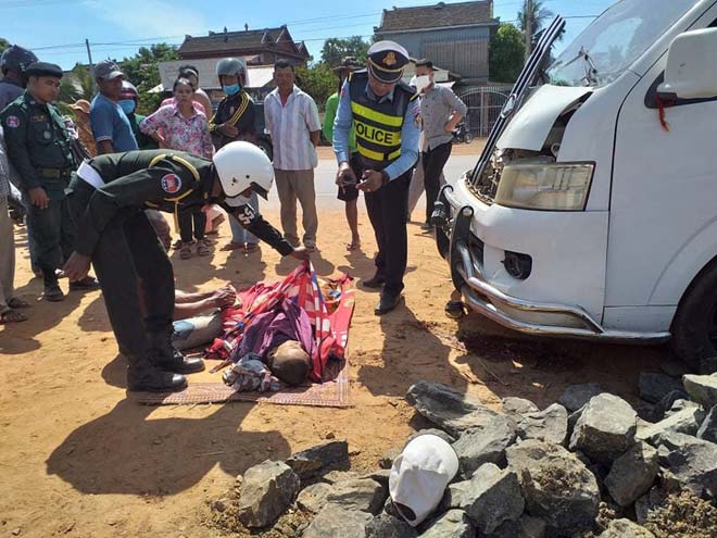 រថយន្តដឹកអ្នកដំណើរក្រុមហ៊ុនវិបុលអ៊ិចប្រេសបើកបុកគោយន្តកន្រៃ្តបណ្ដាលអោយស្លាប់មនុស្សម្នាក់និងរបួសម្នាក់ព្រមទាំងខូចខាតទ្រព្យសម្បត្តិតិចតួច