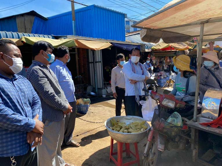 រដ្ឋបាលស្រុកតាំងគោក បន្តចុះធ្វើយុទ្ធនាការផ្សព្វផ្សាយអំពីវិធានការការពារជំងឺកូវីដ១៩