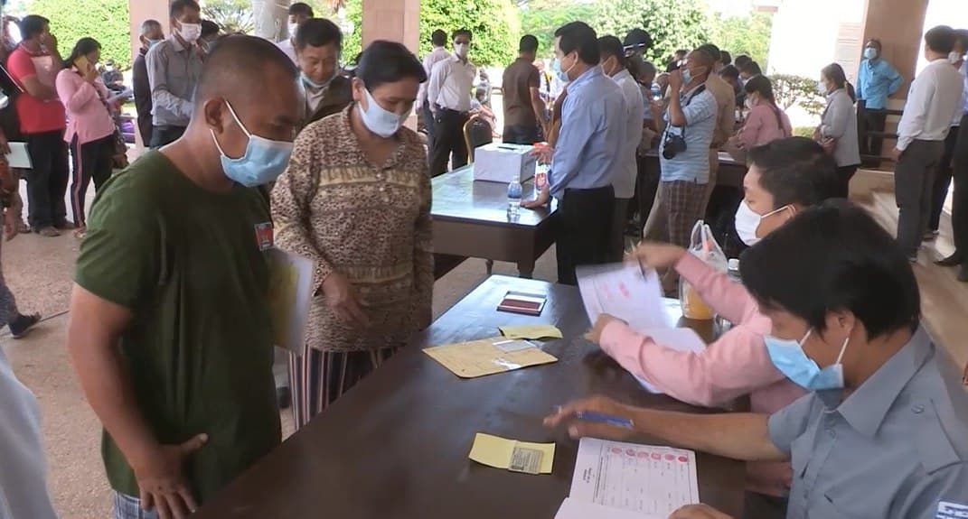 ពលរដ្ឋជាង៤៣០គ្រួសាររស់នៅលើដីចំណីដងស្ទឹងសៀមរាបស្ម័គ្រចិត្តទទួលយកដីនៅទីតាំងថ្មីដើម្បីរស់នៅ