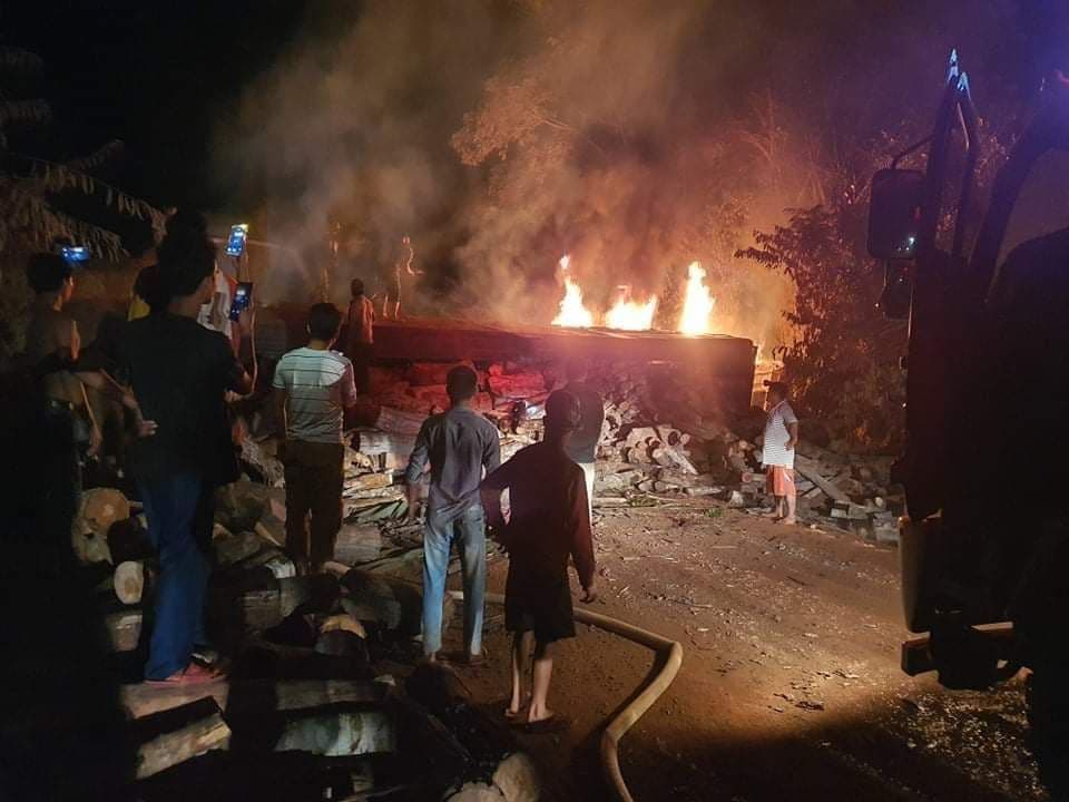 រថយន្ដ(ដឹកអុស)ក្រឡាប់ផ្ងារជើងផ្ទុះចេញអណ្ដាតភ្លើងឆេះយ៉ាងសន្ធសន្ធៅនៅស្រុកសណ្ដាន់