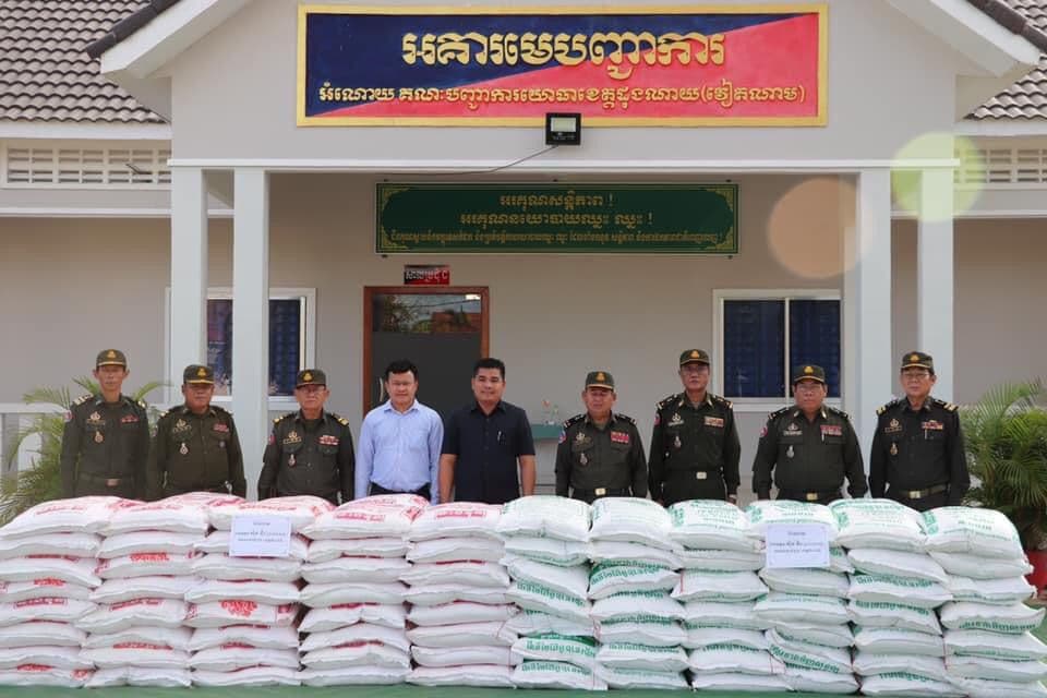 ឯកឧត្តម ស៊ិន វិរៈឧបត្ថម្ភអង្ករ៤តោនជូនបញ្ជាការដ្ឋានតំបន់ប្រតិបត្តិការសឹករងកំពង់ធំដើម្បីបន្ដការងារមនុស្សធម៌