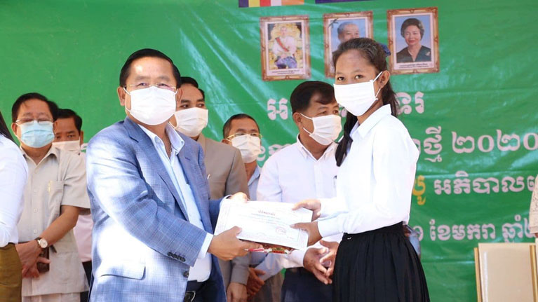 ឯកឧត្តម សុខ លូ អភិបាលខេត្តកំពង់ធំ អញ្ជើញសំណេះសំណាលបើកបរវសនកាល ឆ្នាំសិក្សា២០២០-២០២១ នៅវិទ្យាល័យហ៊ុនសែនបល្ល័ង្គ