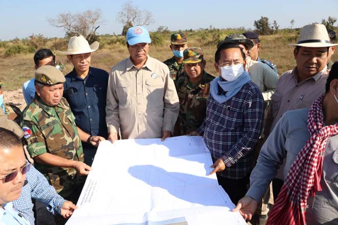 នាយឧត្តមសេនីយ៍ទេសរដ្ឋមន្ត្រី គន់ គីម ចុះពិនិត្យទីតាំងដីសម្បទានសង្គមកិច្ចដើម្បីបង្កើតភូមិឋានជូនគ្រួសារអតីតយុទ្ធជនដែលមានជីវភាពលំបាកខ្វះខាត១៥៦គ្រួសារអំណោយសម្តេចតេជោ ហ៊ុន សែន