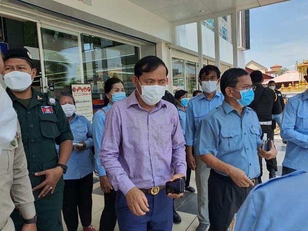 ផ្សារចំនួនបីក្នុងក្រុងសៀមរាប ត្រូវបានរដ្ឋបាលខេត្តចុះអប់រំផ្សព្វផ្សាយដល់ក្រុមអាជីវករ ប្រជាពលរដ្ឋឲ្យម៉ាស់បានគ្រប់ៗគ្នា