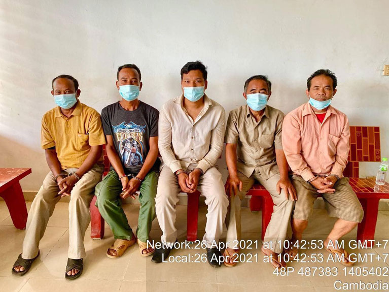 ជនល្មើសលួចកាប់រានទន្ទ្រានដីព្រៃអង្គតែនចំនួន៥នាក់ត្រូវបានតុលាការសំរេចបញ្ចូនចូលពន្ធនាគាខេត្តកំពង់ធំហើយ