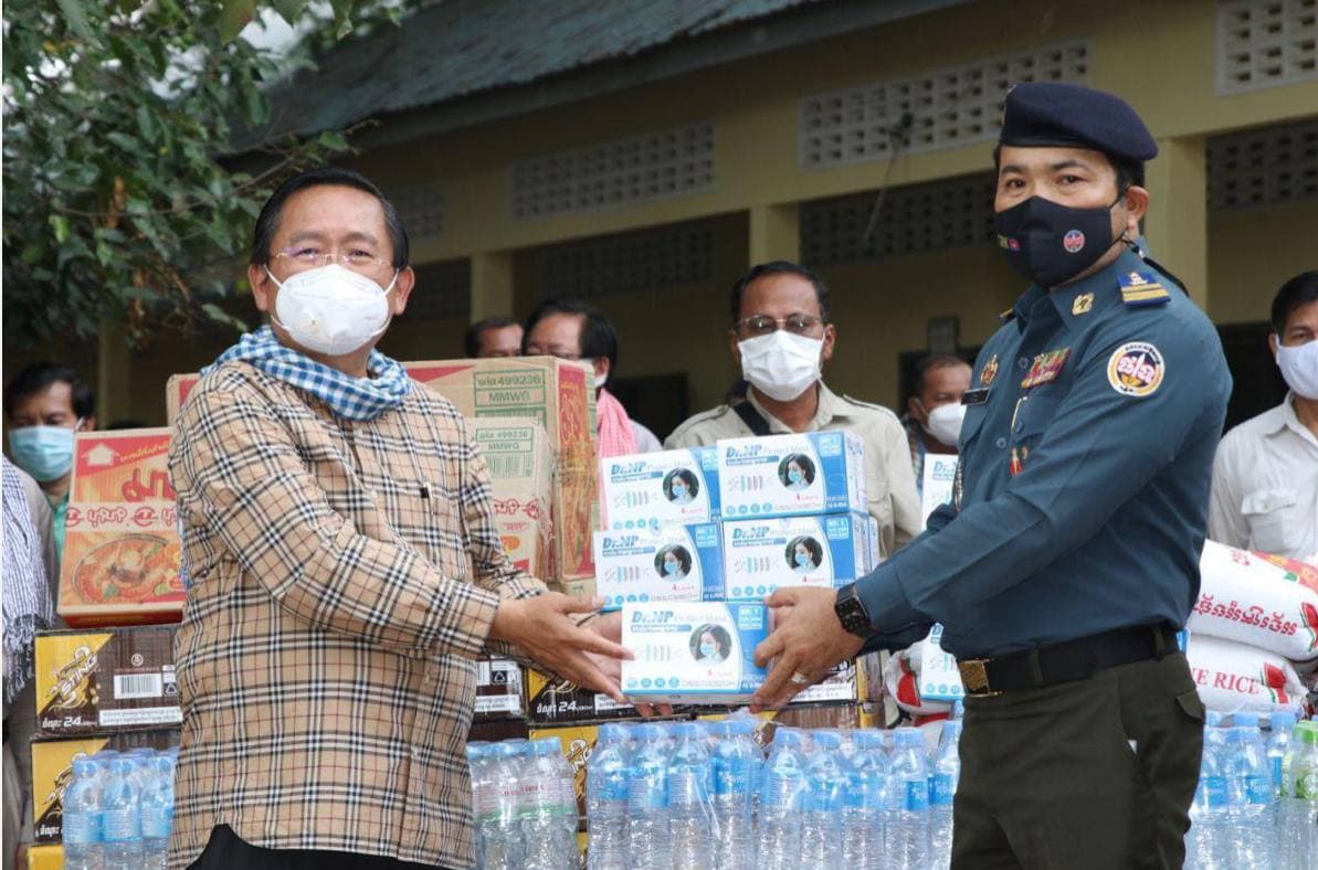 អភិបាលខេត្តកំពង់ធំ នាំយកគ្រឿងឧបភោគបរិភោគ និងសម្ភារៈការពារកូវីដ១៩ ជូនដល់កងកម្លាំងដែលប្រចាំការនៅតំបន់បិទខ្ទប់ និងជំរុញអ្នកពាក់ព័ន្ធនឹងអ្នកវិជ្ជមានជំងឺកូវីដ១៩ រួសរាន់ទៅផ្ដល់សំណាក