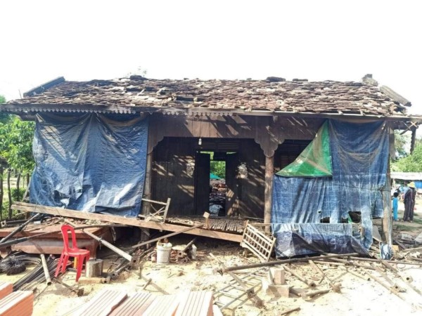 ពលរដ្នស្ទូចផ្ទះចាស់បណ្តាលអោយរលំបាក់សង្កត់ មនុស្សស្លាប់នឹងរងរបួសធ្ងន់និងស្រាលចំនួន៤នាក់