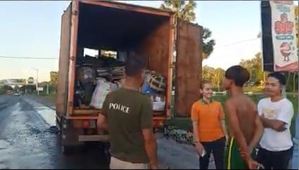 រថយន្តដឹកសម្ភារះបញ្ញើររបស់ក្រុមហ៊ុនវីរៈប៊ុនថាំបុកជាមួយម៉ូតូបណ្ដាលអោយឆេះកាប៊ីនមុខនិងរងរបួសកម្មករម្នាក់