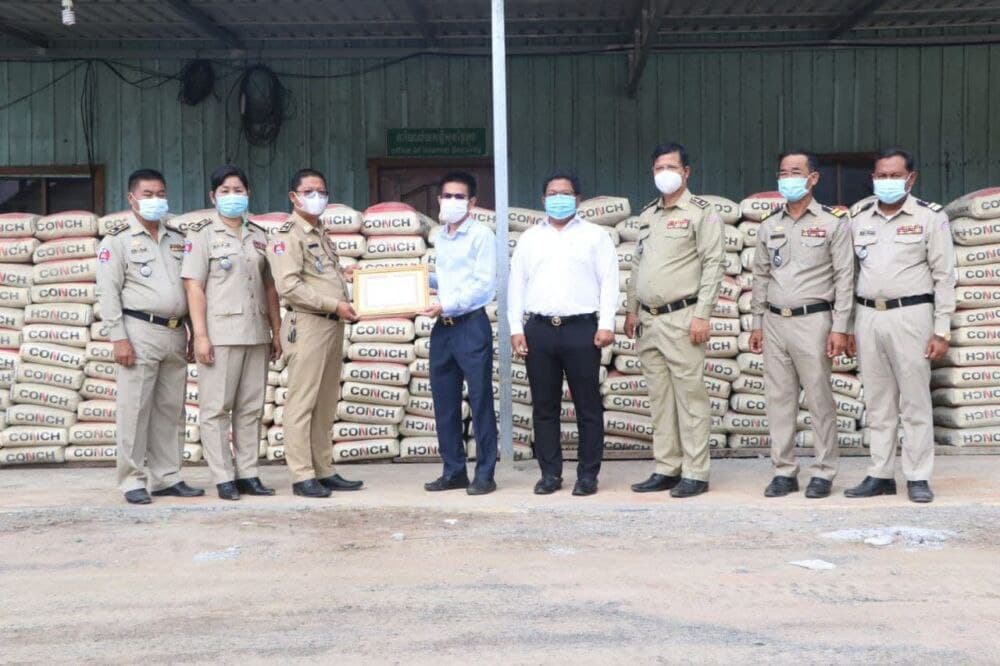 ស៊ីម៉ងត៍ចំនួន៥០ តោន ត្រូវបានឯកឧត្តម ស៊ិន វិរ: ឧបត្ថម្ភជូនស្នងការដ្ឋាននគរបាលខេត្តកំពង់ធំដើម្បីកសាងសមិទ្ធិផលៗដើម្បីបម្រើប្រយោជន៍សាធារណៈ