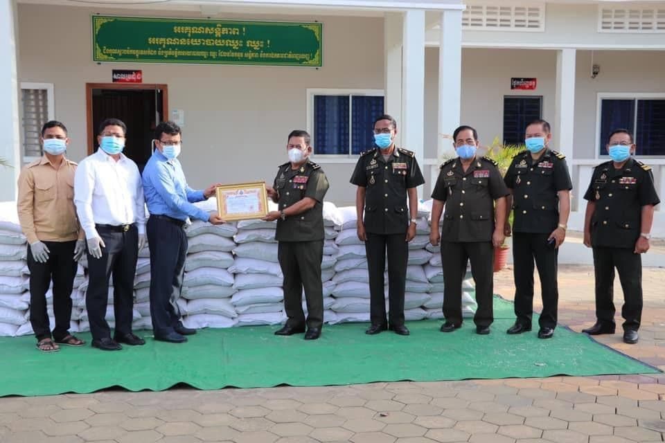 ឯកឧត្តម ស៊ិនវិរៈ ព្រះរាជអាជ្ញាខេត្តកំពង់ធំឧបត្ថម្ភអង្ករ២តោនជូនដល់តំបន់ប្រតិបត្តិការសឹករងកំពង់ធំដើម្បីបន្ដការងារមនុស្សធម៍