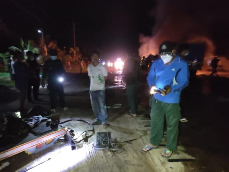 រថយន្ត២គ្រឿងបុកគ្នាពេញទំហឹងបណ្ដាលអោយឆាបឆេះយ៉ាងដំណំនិងរបួសមនុស្ស២នាក់ ងាប់ក្របីមួយក្បាល