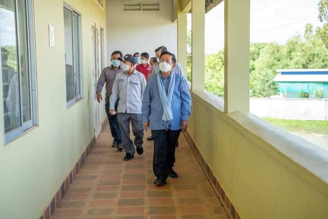 អភិបាលខេត្តកំពង់ធំ អញ្ជើញចុះ ពិនិត្យទីតាំងចំនួន ២កន្លែង ដែលនឹងប្រែក្លាយ ទៅជាមណ្ឌលចត្តាឡីស័ក និងជាមណ្ឌលព្យាបាល អ្នកជំងឺកូវីដ១៩ កម្រិតស្រាល បណ្ដោះអាសន្ន