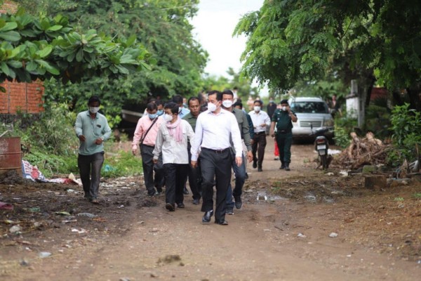 អភិបាលខេត្តកំពង់ចាម ចុះពិនិត្យស្ថានភាពផ្លូវ តាមមូលដ្ឋាន ក្នុងសង្កាត់បឹងកុក ដើម្បីធ្វើការអភិវឌ្ឍ