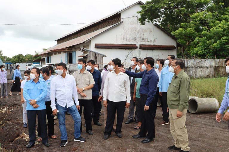 ឯកឧត្តម អ៊ុន ចាន់ដា អភិបាល ខេត្តកំពង់ចាម និងជាប្រធានគណៈកម្មការខេត្ត ប្រយុទ្ធប្រឆាំងនឹងជម្ងឺកូវីដ ១៩ ដឹកនាំក្រុមការងារ ពិនិត្យឃ្លាំងពាណិជ្ជកម្ម ១កន្លែង ពន្លឿនការរៀបចំជាមណ្ឌលព្យាបាលអ្នកជម្ងឺកូវីដ ១៩ កម្រិតស្រាល