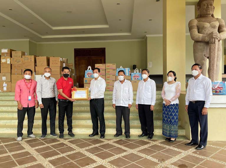 អភិបាលខេត្តកំពង់ចាម អញ្ជើញទទួលអំណោយរបស់ ឯកឧត្តម ហ៊ុន ម៉ាណែត និងលោកជំទាវ ពេជ្រ ចន្ទមុន្នី រួមនឹងសប្បុរស ជូនដល់គណៈកម្មការខេត្តប្រយុទ្ធប្រឆាំងនឹងជំងឺកូវី-១៩