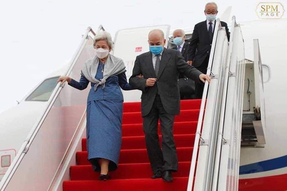 សម្ដេចតេជោ ហ៊ុន សែន និងសម្តេចកិត្តិព្រឹទ្ធបណ្ឌិត អញ្ជើញទទួលព្រះរាជដំណើរព្រះមហាក្សត្រ និងសម្តេចម៉ែយាងនិវត្តន៍ពីប្រទេសចិន