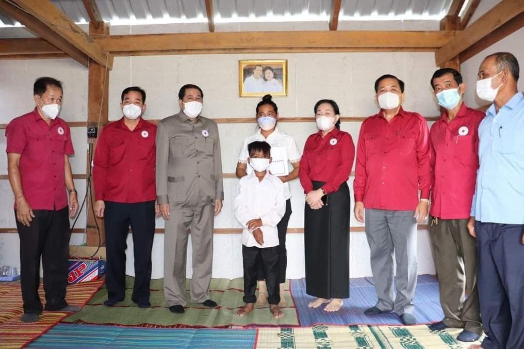 នៅព្រឹកថ្ងៃទី១៦ ខែតុលា ឆ្នាំ២០២១នេះ ឯកឧត្តម ហ៊ុន ណេង អ្នកតំណាងរាស្ត្រមណ្ឌលខេត្តកំពង់ចាម និងជាប្រធានកិត្តិយសសាខាកាកបាទកម្ពុជាខេត្តកំពង់ចាម និងឯកឧត្តម អ៊ុន ចាន់ដា អភិបាលនៃគណៈអភិបាលខេត្ត និងជាប្រធានគណៈកម្មាធិការ