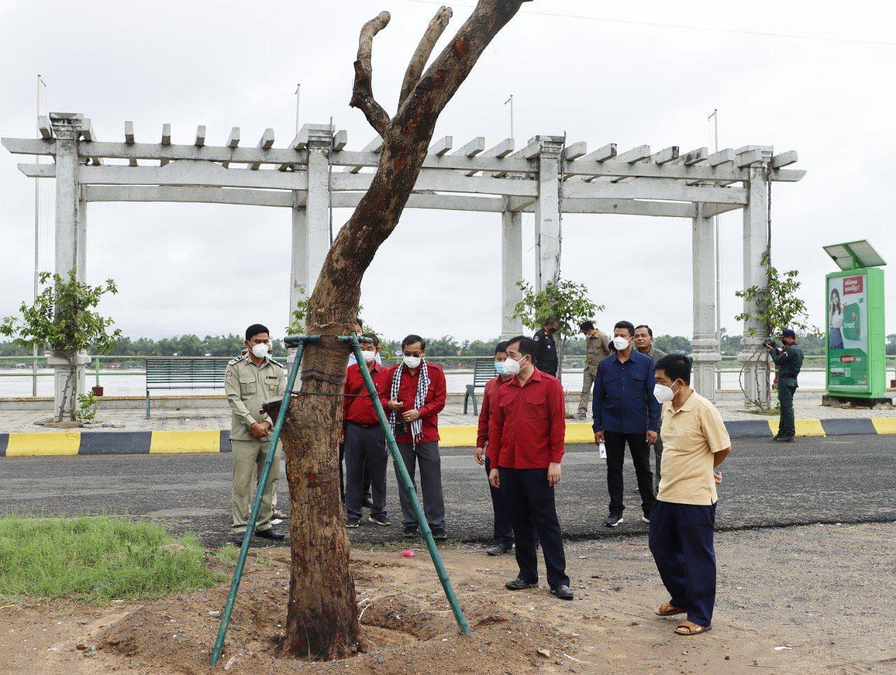 ឯកឧត្តម អ៊ុន ចាន់ដា អភិបាលនៃគណៈអភិបាលខេត្តកំពង់ចាម អមដោយថ្នាក់ដឹកនាំ មន្ត្រីរាជការសាលាខេត្ត មន្ទីរ/អង្គភាពជំនាញ ចុះពិនិត្យមើលវឌ្ឍនភាពនៃការកែលម្អសួនច្បារ និងការដាក់ដាំដើមផ្កាចារ ជំហានទី១ ស្ថិតនៅលើសួនច្បារតាមបណ្តោយមាត់ទន្លេ